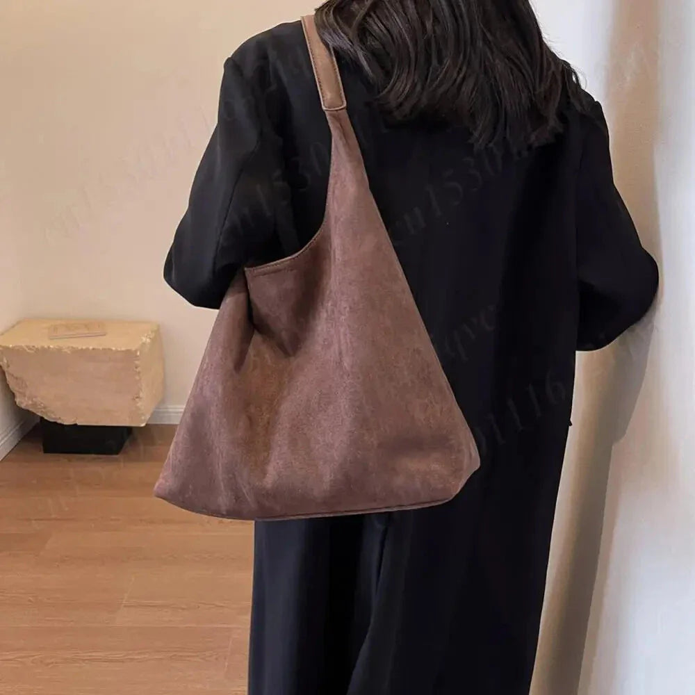 Women’s Shoulder Bag with Wide Opening and Single Strap