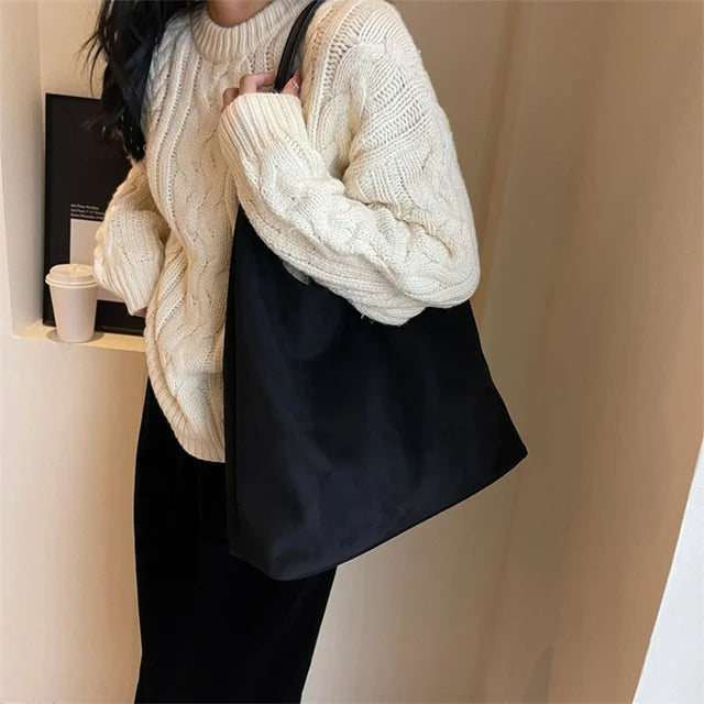 Women’s Shoulder Bag with Wide Opening and Single Strap